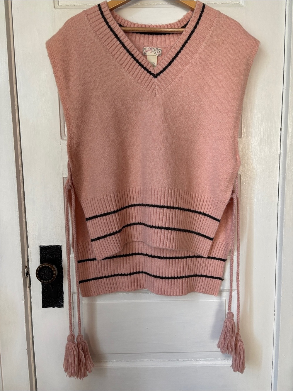 FREE PEOPLE OVERSIZE SWEATER VEST WITH SIDE TIGHT TASSELS - Picture 2 of 8
